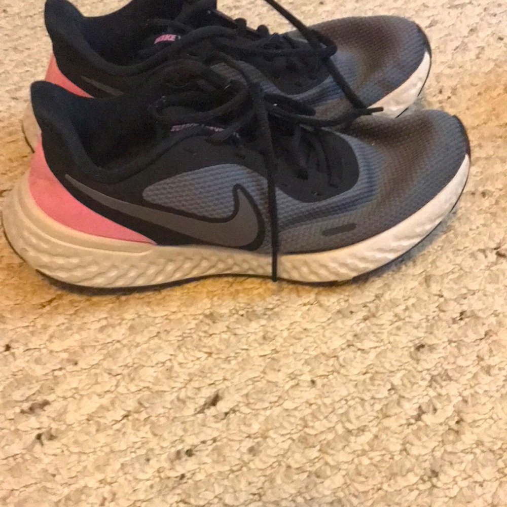 Nike revolution womens tennis shoes size 10